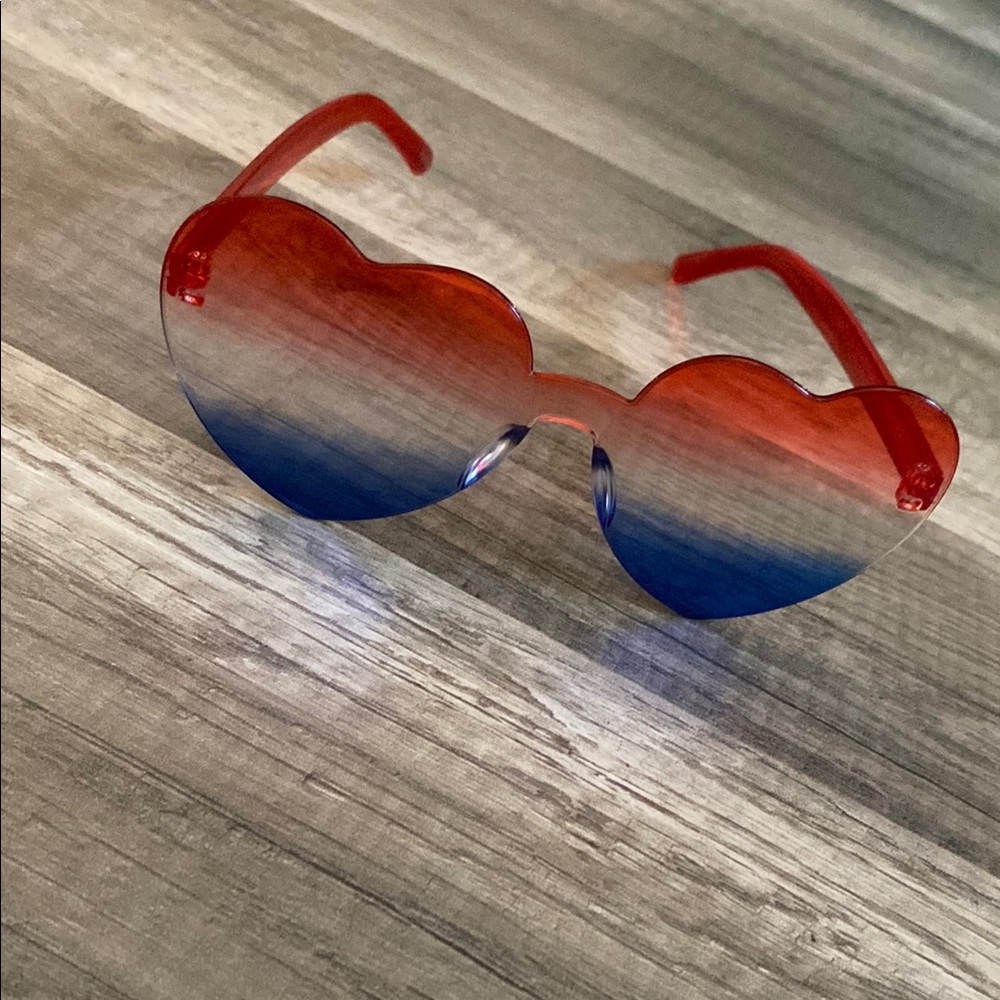 ❤️ 3/$15 Heart-Shaped Gradient Sunglasses - Picture 2 of 3